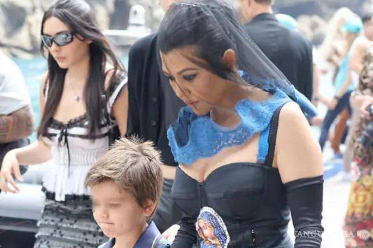 $!Kourtney lució un vestido de Dolce &amp; Gabbana con velo a juego.