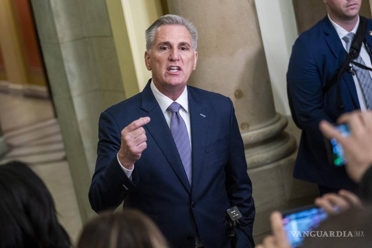 $!El presidente de la Cámara, Kevin McCarthy, responde a los medios de comunicación durante una rueda de prensa en el Capitolio en Washington.