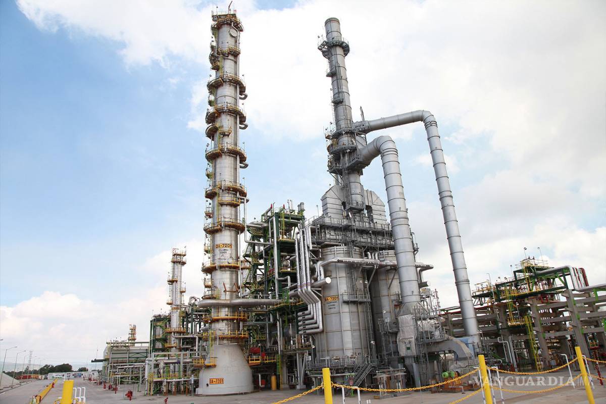 ‘Nuevas refinerías, principal riesgo crediticio para Pemex’