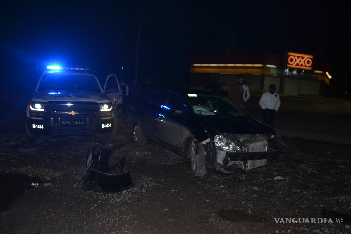 Destroza su auto conductor ebrio por exceso de velocidad
