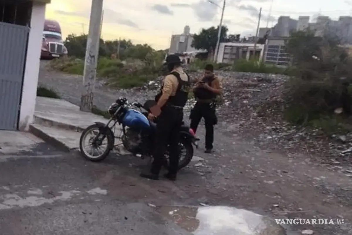 $!A machetazos le quitan la moto a repartidor en el sur de Saltillo; detienen a uno.