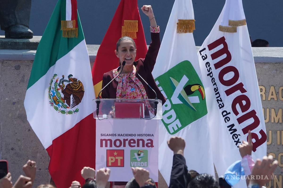 $!Claudia Sheinbaum, candidata a la presidencia por Morena, da un discurso después de recibir su constancia en las instalaciones del IINE.