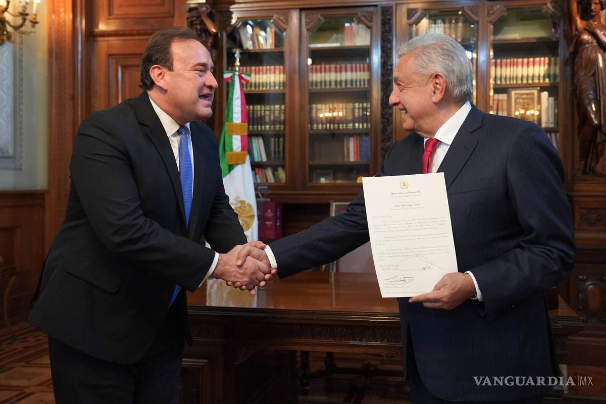 $!El pasado mes de septiembre, AMLO recibió cartas credenciales de diversos embajadores, entre ellos, de Marco Tulio Chicas Sosa.