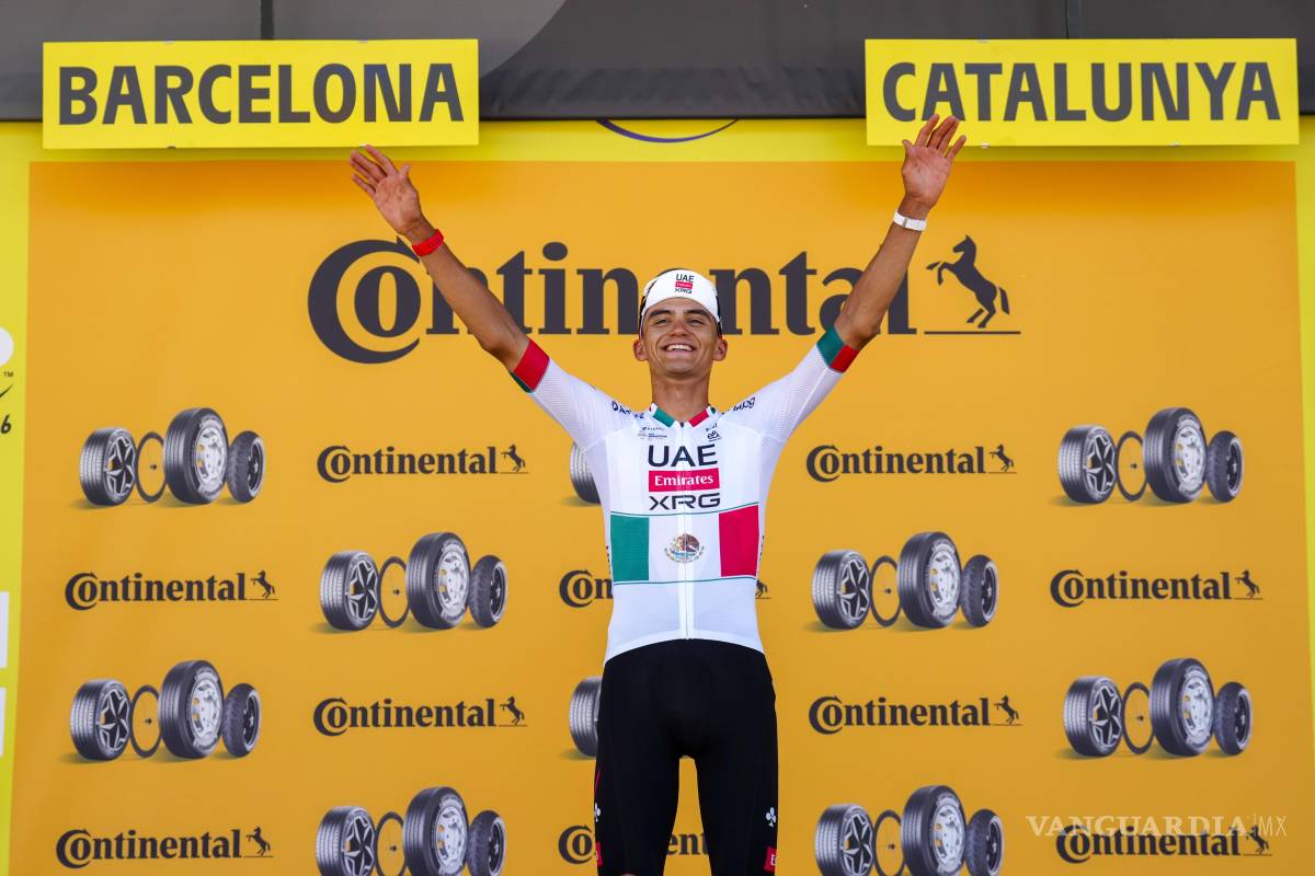 $!El ciclista mexicano del equipo UAE Isaac del Toro, celebra su victoria.