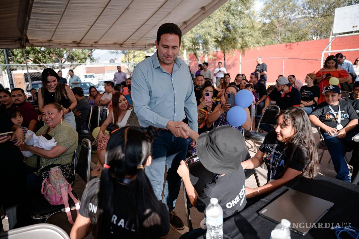 $!El alcalde Javier Díaz González convivió con los participantes y reconoció públicamente el talento y la dedicación de la niñez saltillense en áreas clave como la tecnología y la innovación.