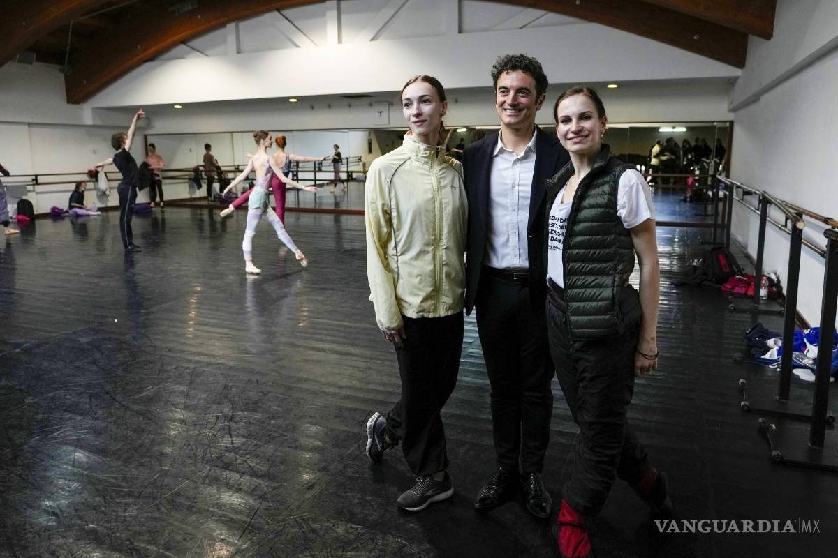 $!De izquierda a derecha, la bailarina rusa Olga Smirnova, el director artístico del Teatro San Carlo, Alessio Carbone, y la bailarina ucraniana Anastasia Gurskaya.
