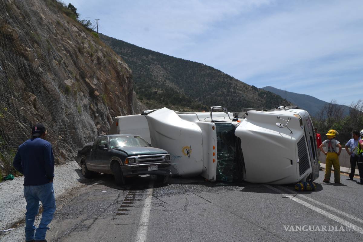 Vuelven a nacer: vuelca tráiler y casi los aplasta en la carretera 57