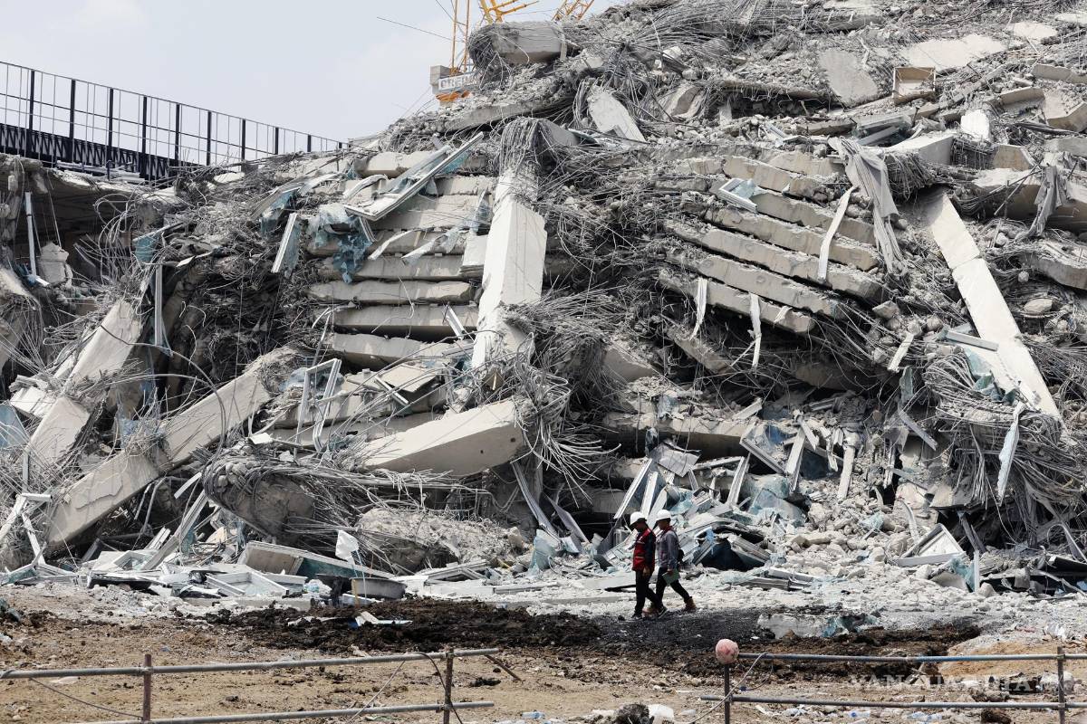 $!Los equipos de rescate caminan junto a los escombros de un edificio derrumbado durante una operación de búsqueda de sobrevivientes en Bangkok, Tailandia.