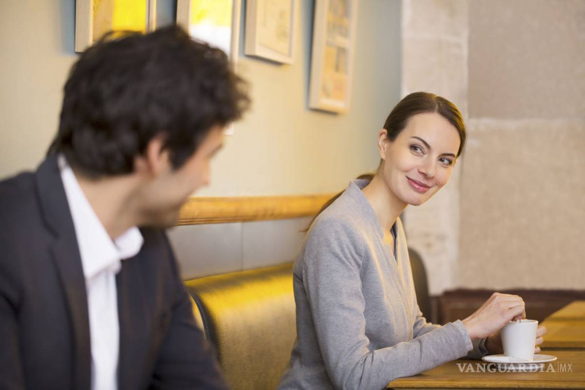 Una mujer coquetea con tu esposo: Esto es lo que debes hacer