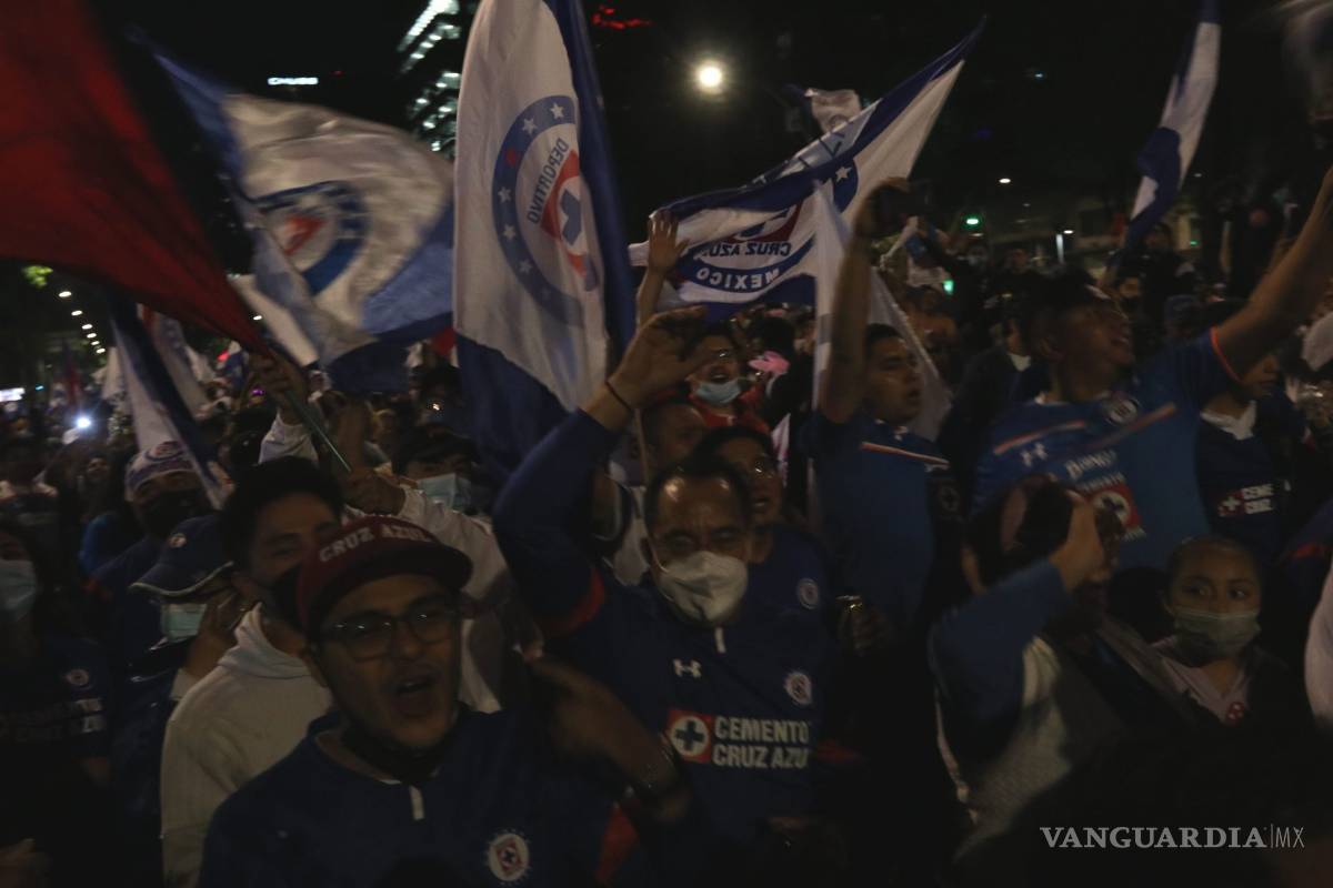 $!Después de 23 años en silencio, así celebran aficionados al campeón Cruz Azul