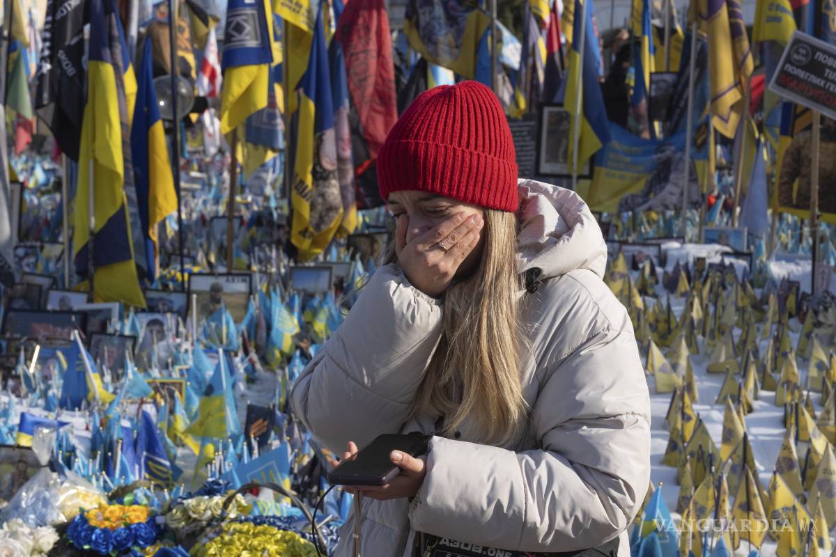 $!Una mujer llora en el monumento a los soldados ucranianos caídos en la Plaza de la Independencia en Kiev, Ucrania, el lunes 24 de febrero de 2025