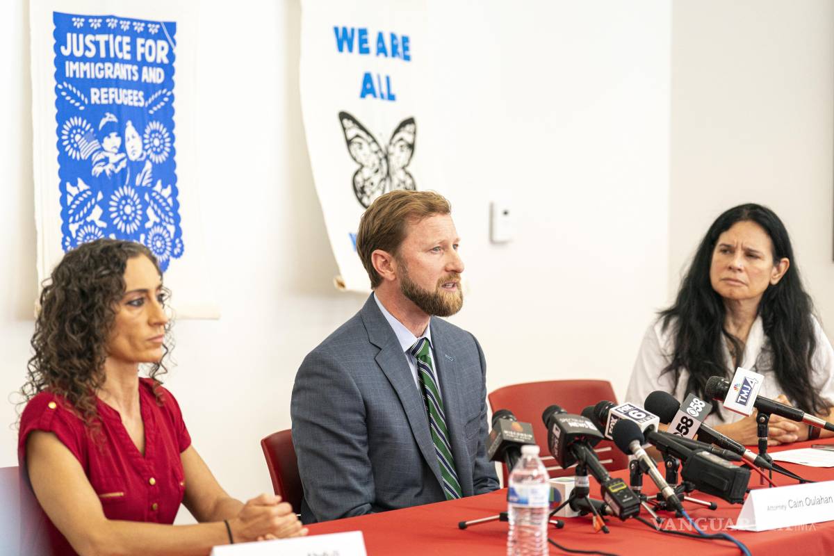 $!Cain Oulahan, el abogado de inmigración de Ramón Morales Reyes, discute la detención de su cliente con la prensa en Milwaukee.