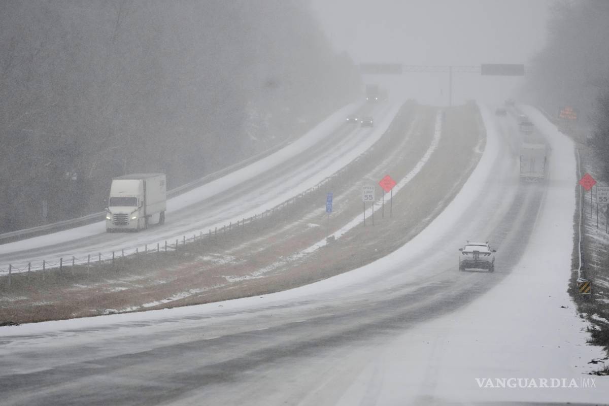 $!Automovilistas viajan por la Interestatal 40 durante una tormenta invernal el sábado 24 de enero de 2026 en Nashville, Tennessee.