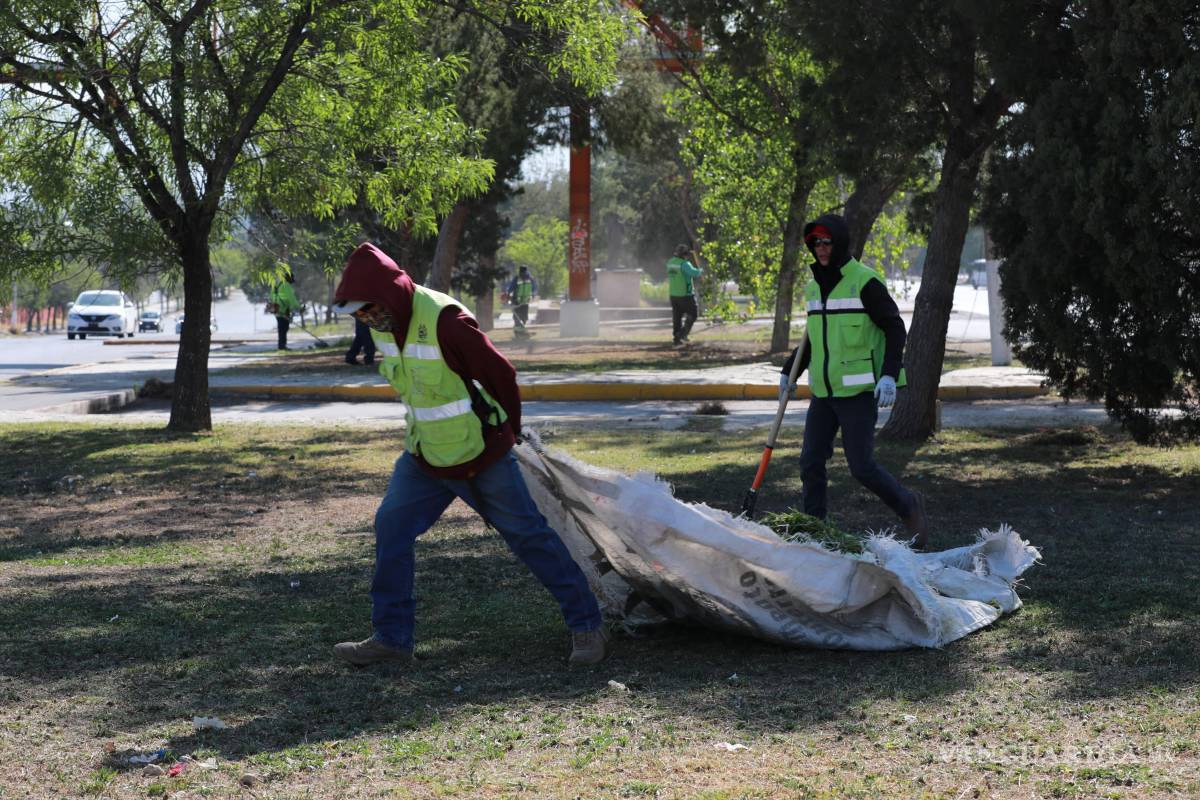 $!Brigadas municipales limpiaron áreas verdes en Paseo de la Reforma y el sector oriente, promoviendo espacios dignos para la convivencia familiar.