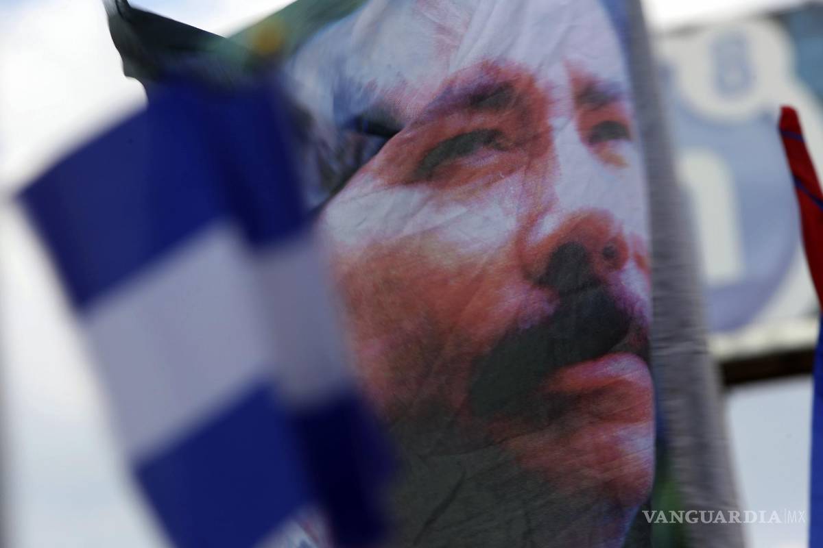 $!Un partidario del presidente de Nicaragua, Daniel Ortega, ondea una pancarta con una imagen de él, en Managua, el 30 de abril de 2018.