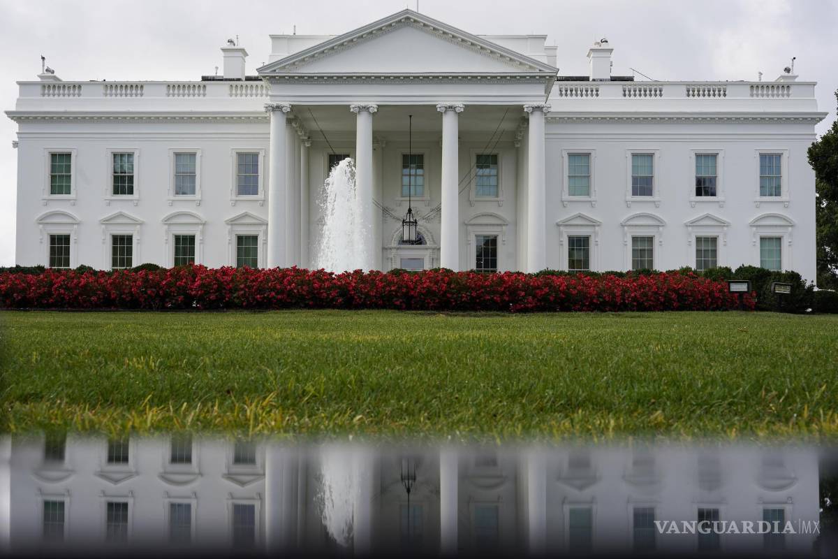 $!La Casa Blanca reflejada en un charco en Washington. El 62% de los adultos dice que la democracia en EU podría estar en riesgo dependiendo de quién gane.