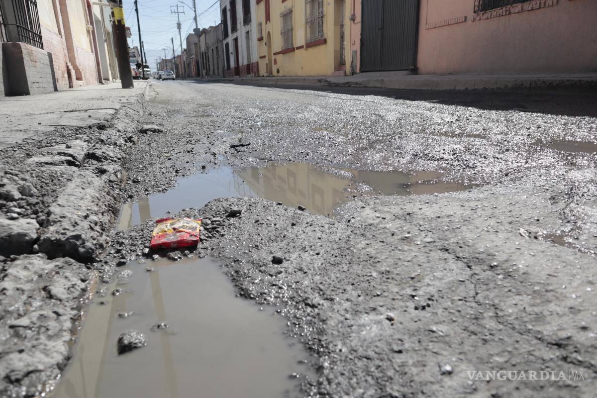 ‘Todo Saltillo es un bache’; ciudadanos urgen a reparación de vialidades