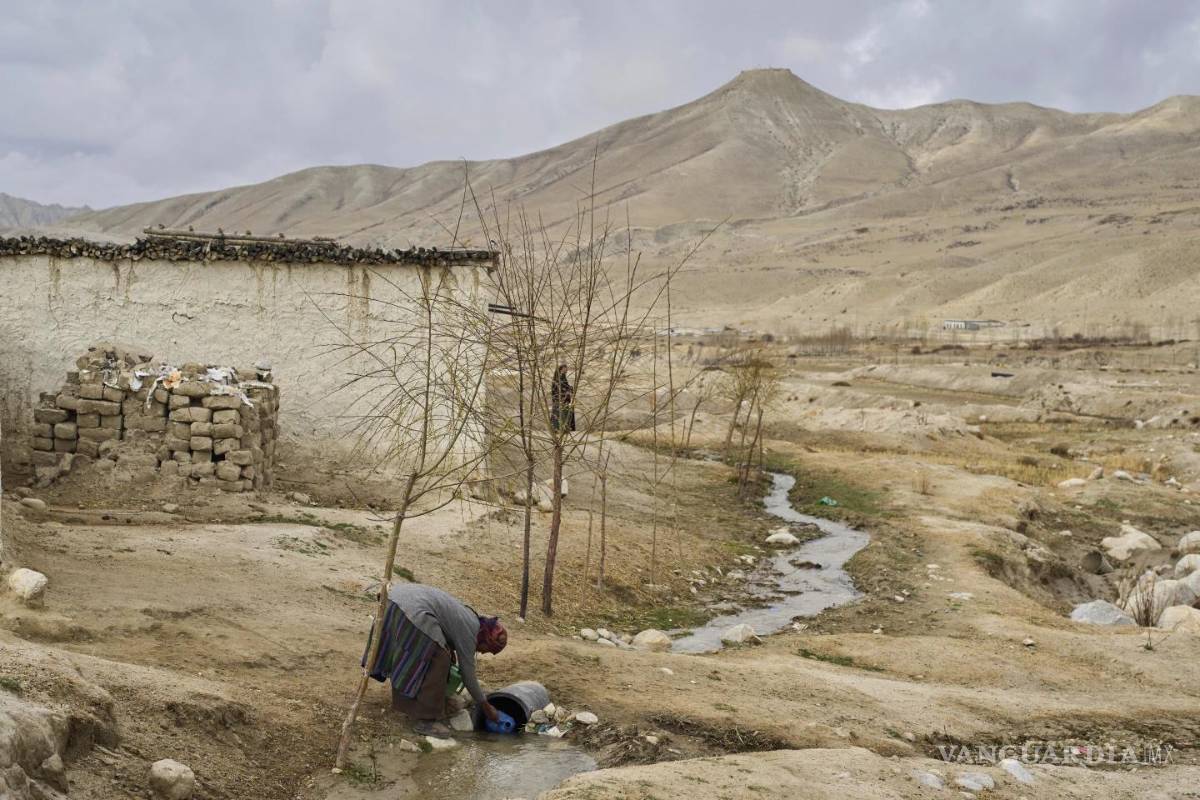 $!Una mujer recolecta agua en el asentamiento recién reubicado del poblado abandonado de Samjung, en la región de Mustang al oeste de Katmandú, Nepal.