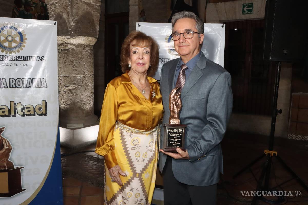 $!La señora Lily Amparo Cantú de Cárdenas recibió la distinción a nombre de su esposo, Braulio Cárdenas, exgobernador del distrito rotario.