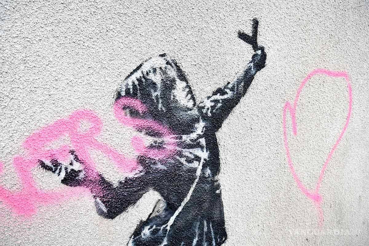 Una tragedia de San Valentín: Vandalizan la nueva obra de Banksy