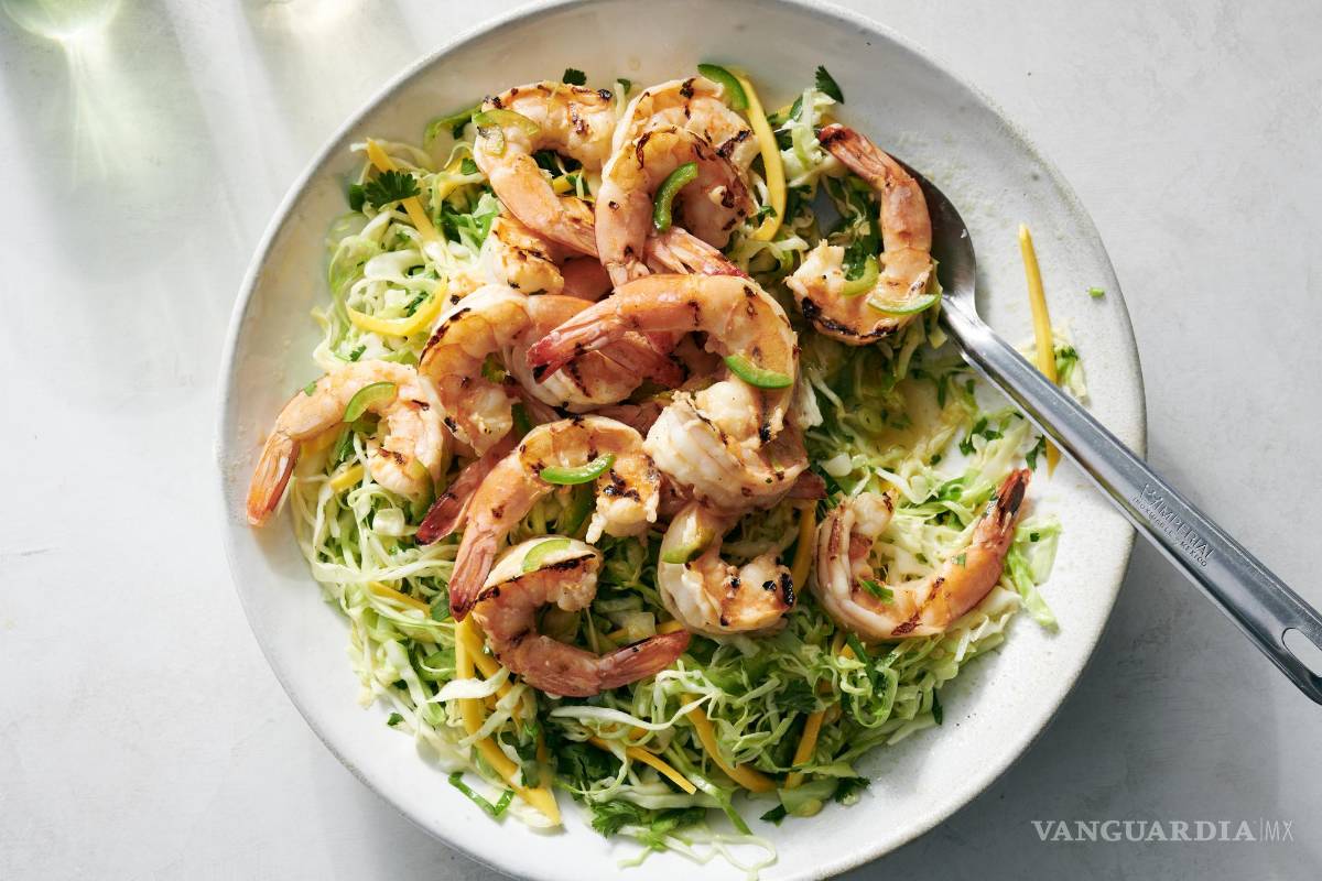 Receta: Camarones a la parrilla con ensalada de repollo picante