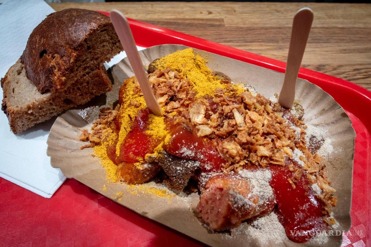 $!Las salchichas al curry veganas se exhiben en un puesto de salchichas “Best Worscht in Town” en Frankfurt, Alemania.