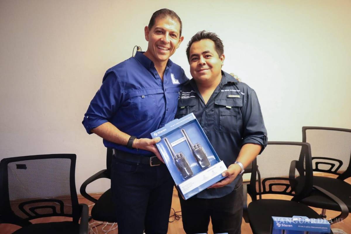 $!El rector Octavio Pimentel Martínez entregó equipos de radiocomunicación y mobiliario al personal de la Unidad Laguna.