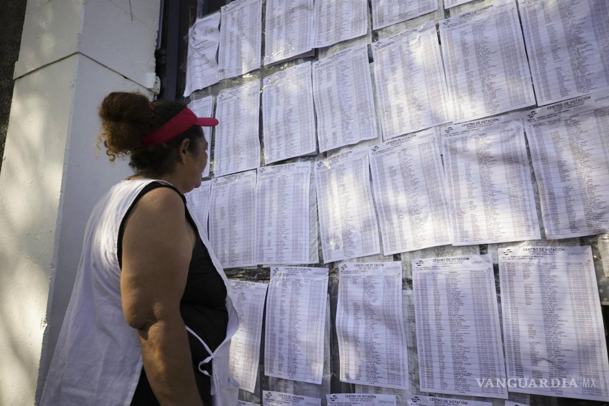 $!Una mujer revisa su número de identificación afuera de un centro de votación durante las elecciones generales en Managua, Nicaragua, el domingo 7 de noviembre de 2021. El mandatario nicaragüense Daniel Ortega busca un cuarto mandato consecutivo ante un grupo de candidatos poco conocidos, mientras que los aspirantes con opciones reales permanecían en prisión. AP/Andrés Nunes
