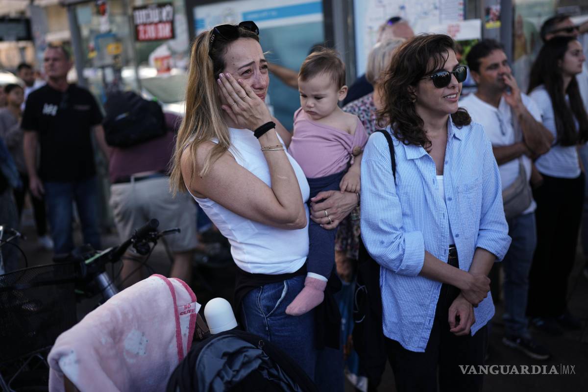 $!Una mujer reacciona mientras se reúne para ver una emisión en vivo de la liberación de rehenes israelíes desde Gaza en Tel Aviv, Israel.