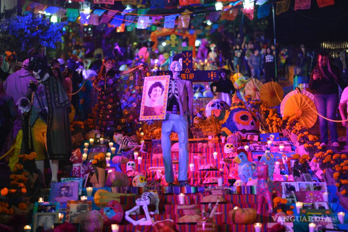 Iluminan el camino al más allá con el Altar Monumental del Barrio de Santa Anita