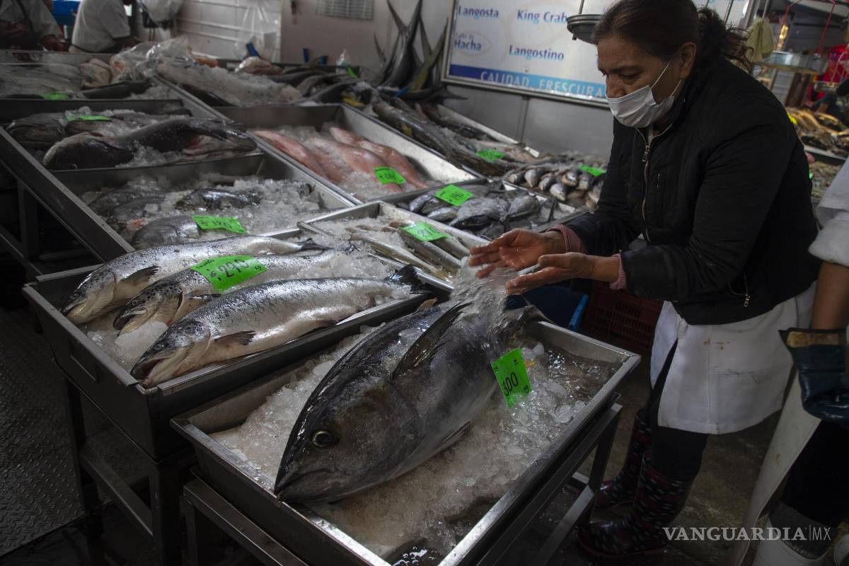 $!Vendedores de pescado ofrecen sus productos en el mercado de pescados y mariscos La Viga, en Ciudad de México.