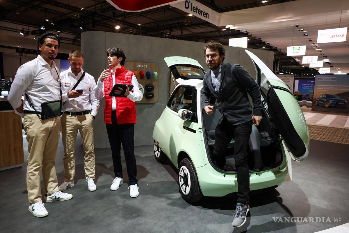 $!Una persona se baja de un vehículo m-cro Dolce durante la inauguración del Salón del Automóvil de Bruselas 2023, en Bruselas, Bélgica.