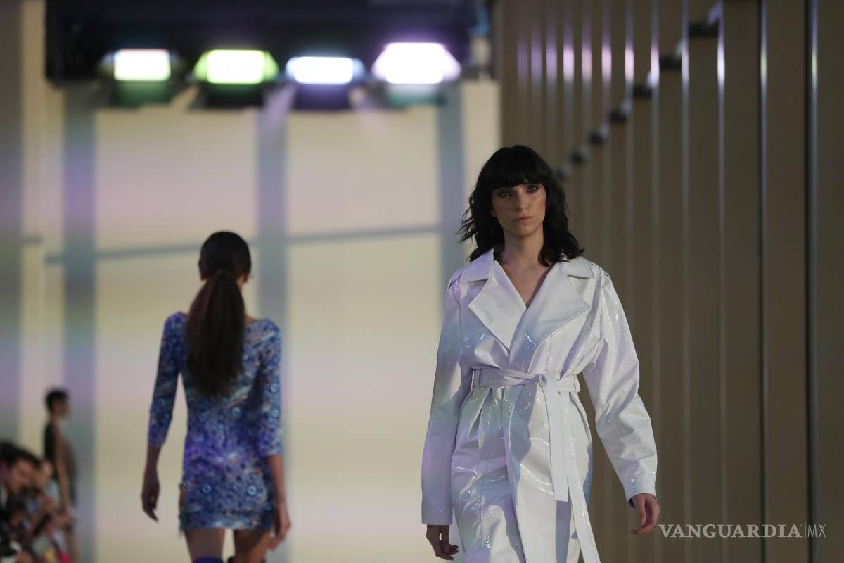 $!Una modelo luce creaciones de la diseñadora mexicana Alexia Ulibarri en el segundo día de actividades del Mercedes-Benz Fashion Week, en CDMX.