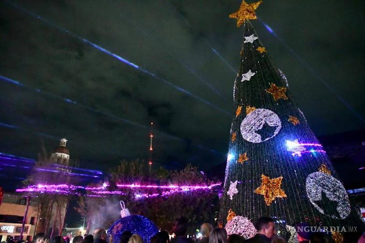 En medio de música y luces, encienden pino navideño en Monclova