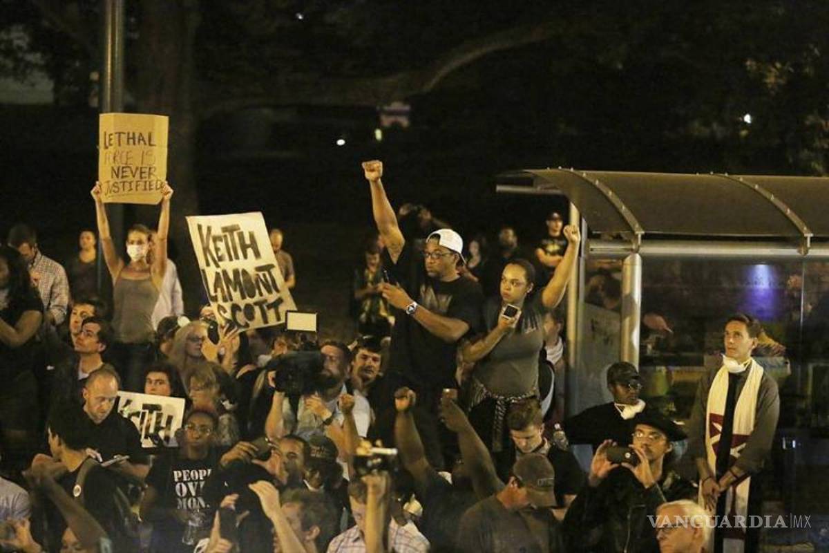Protestas pacíficas en Charlotte tras imposición del toque de queda