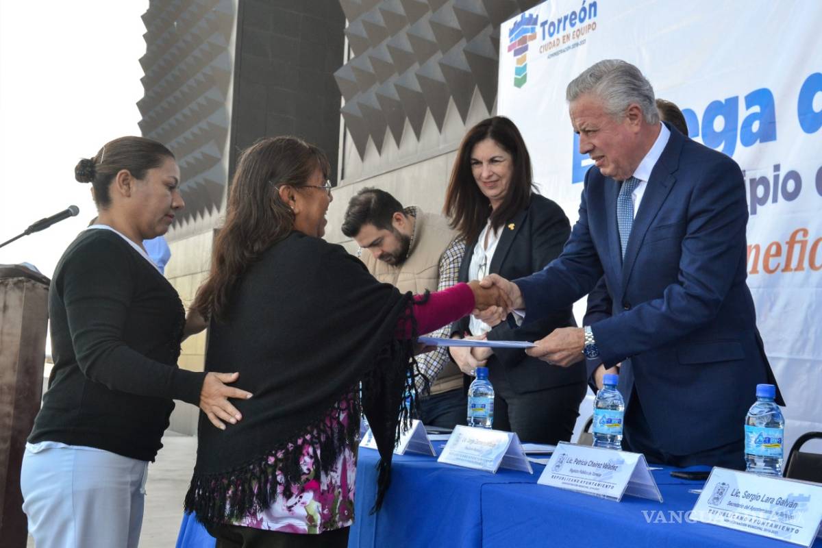 Entrega Jorge Zermeño escrituras a 100 familias en Torreón