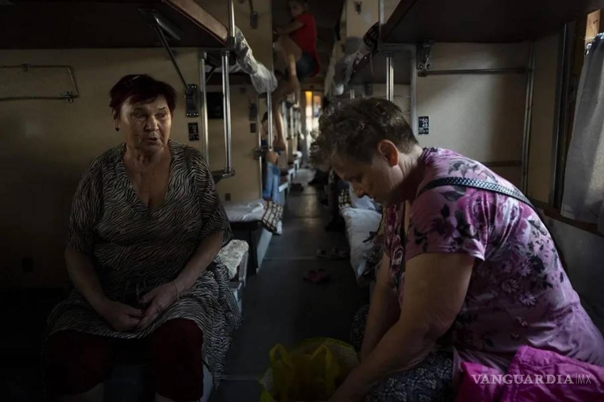 $!Mujeres ucranianas en un tren en el que fueron evacuadas del Donbás.