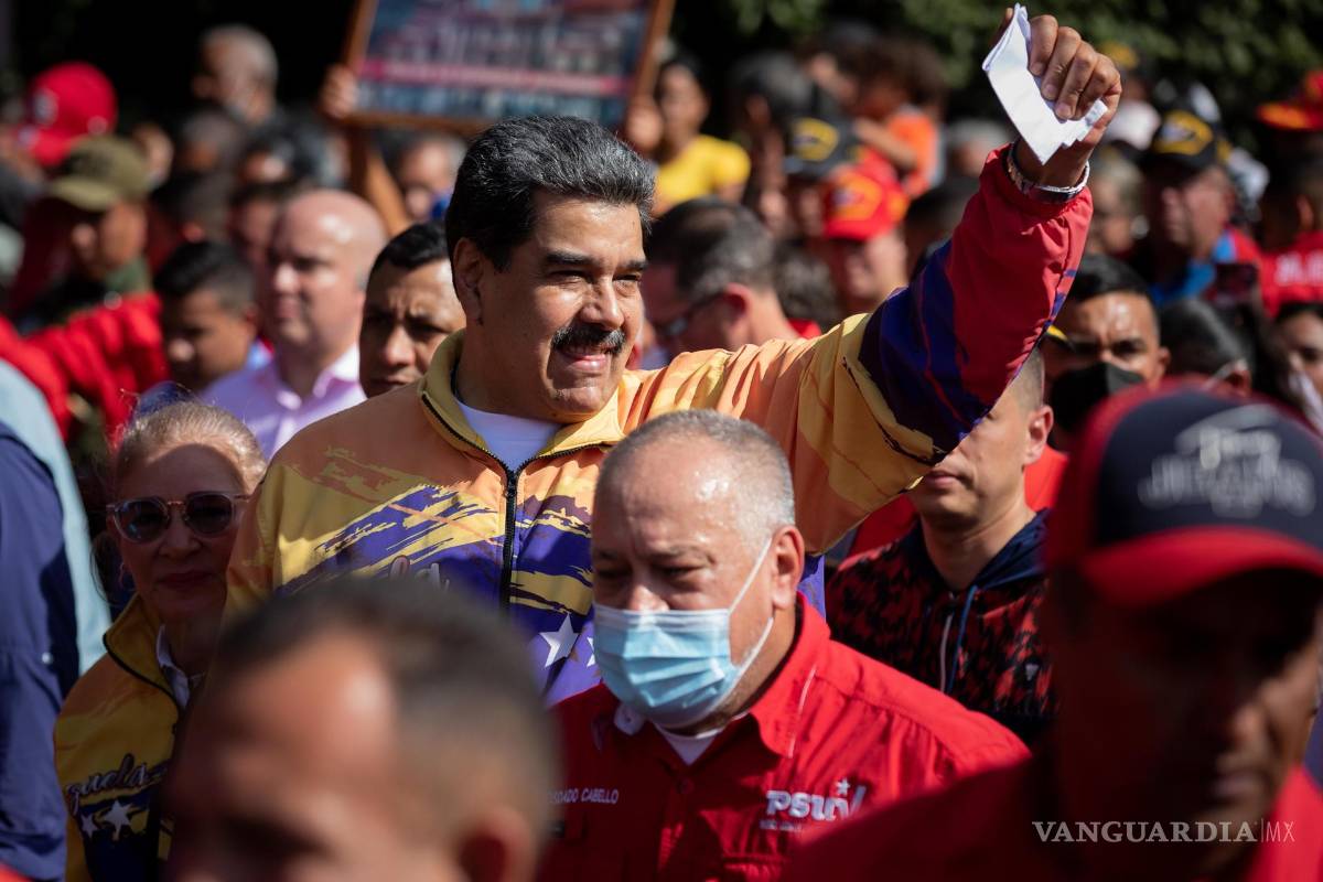 $!El presidente de Venezuela, Nicolás Maduro, acompaña a manifestantes en una marcha chavista en Caracas, Venezuela.