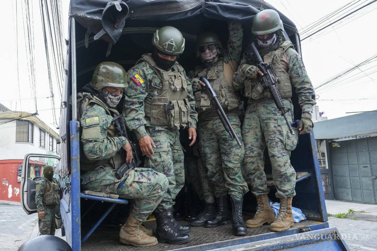 Encuentran en la Amazonia ecuatoriana a siete presuntos militares asesinados, en un vehículo