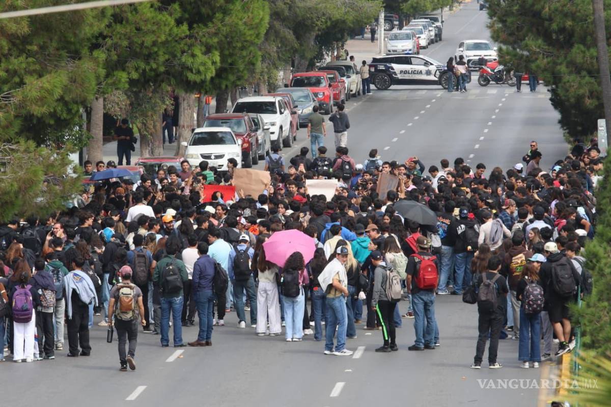 $!Elementos de la Policía Municipal resguardan la zona, mientras el bloqueo afecta la circulación en los carriles centrales.
