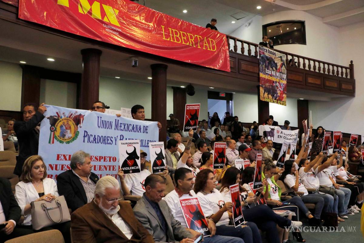 $!Se manifiestan contra la tauromaquia en el Congreso de Coahuila; hay opiniones encontradas