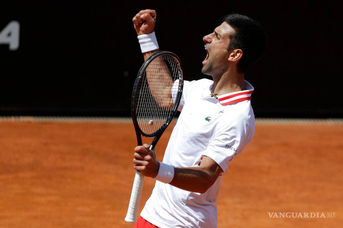 Djokovic sufre para derrotar a Tsitsipas