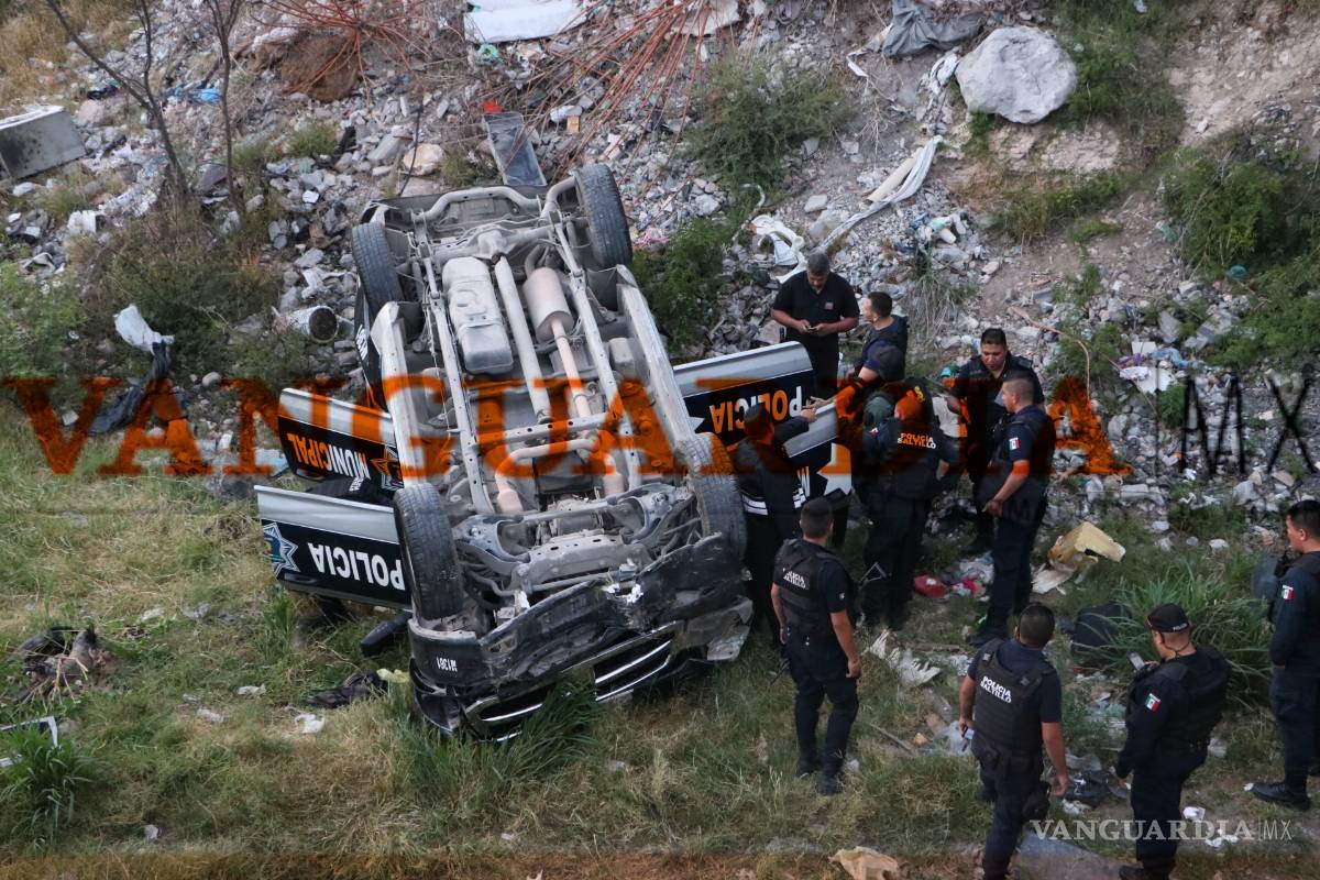 Padre e hijo roban patrulla de la policía de Saltillo y terminan volcados