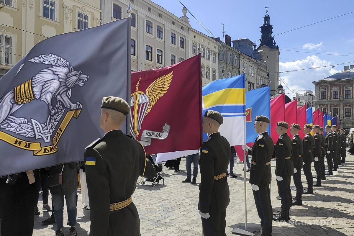 $!Leópolis celebra su 768 aniversario y rinde homenaje a sus soldados, mientras que su fe en la victoria ucraniana sigue siendo fuerte en esta ciudad.