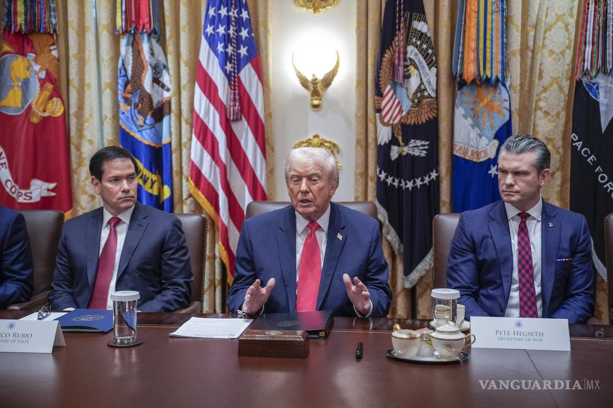 $!Donald Trump responde a las preguntas de los periodistas mientras mantiene una reunión con su gabinete en la Sala del Gabinete de la Casa Blanca en Washington.