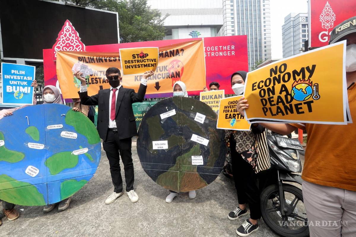 $!Activistas indonesios se manifiestan con motivo del Día de la Tierra 2022 frente a la oficina de la Junta Coordinadora del Ministerio de Inversiones en Yakarta.