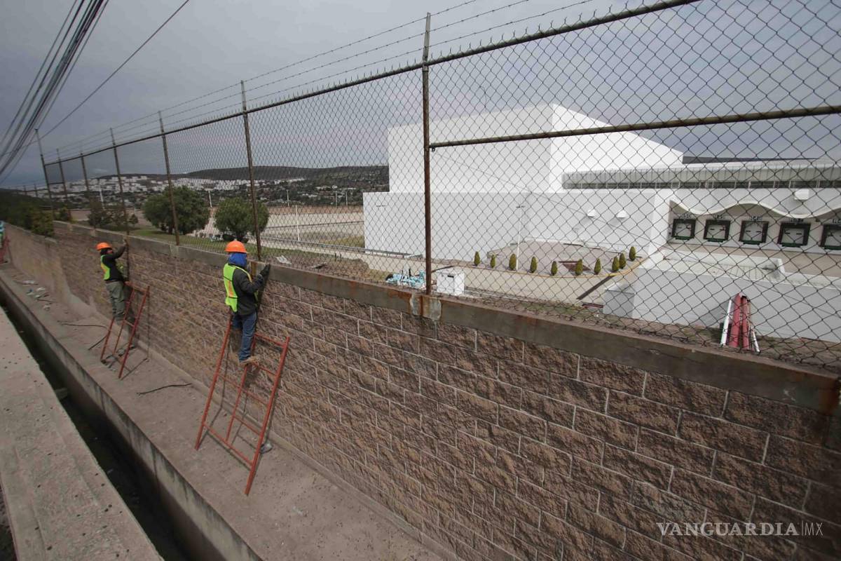$!EUM20231226POL53.JPG HUEHUETOCA, Méx. Construction/Construcción-Megafarmacia.- 26 de diciembre de 2023. A dos días de la inauguración de la megafarmacia, en Huehuetoca, Estado de México, avanzan a marcha forzada los trabajos de mantenimiento en el exterior; aún no hay evidencia de la llegada de medicamentos. Foto: Agencia EL UNIVERSAL/Carlos Mejía/EELG