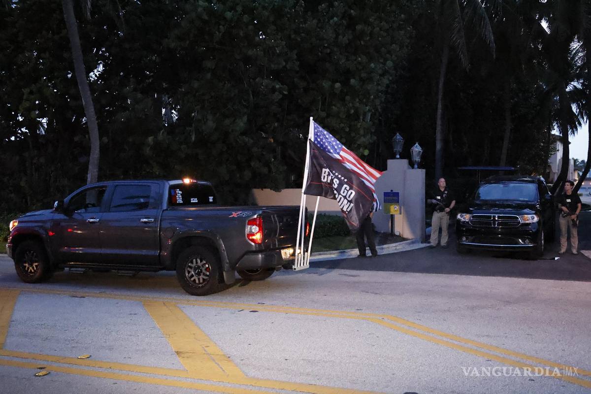 $!Partidarios del expresidente Donald Trump pasan frente a su propiedad de Mar-a-Lago en Palm Beach, Florida.