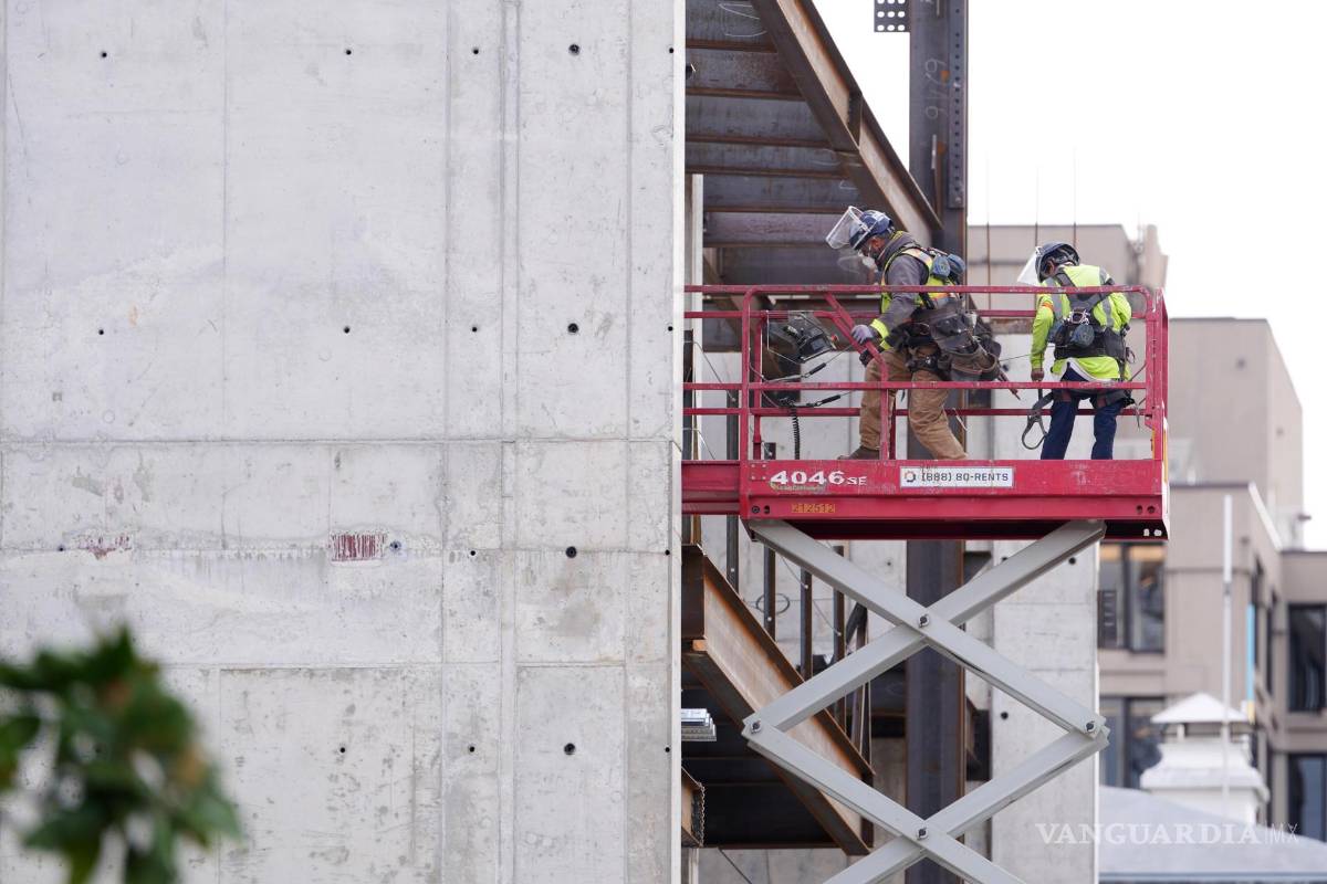 $!Dos personas trabajando en en la construcción del Salón de Baile de la Casa Blanca.