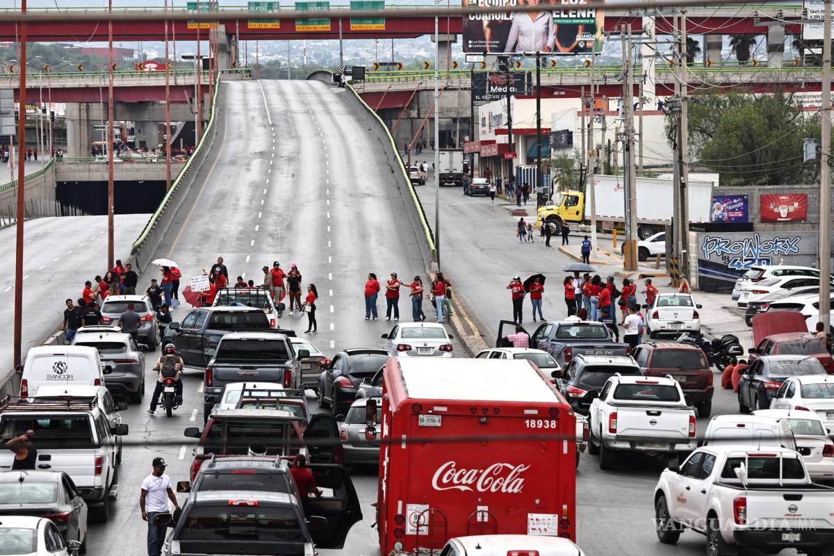 $!Docentes de las secciones 5, 35 y 38 del SNTE realizaron una movilización y bloqueos en importantes vialidades de Saltillo.